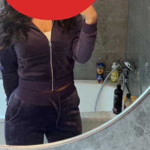 Bikbok velour set - Från Bikbok strl xs men stor i storleken så det passar även S. Stretchiga och vidöppna vid benen men inte för öppna i benen. Jag har båda dresserna i lila och brun. Båda mjukissetten är i mycket gott skick som nya.