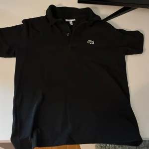 Lacoste piké 12 - Hej! Säljer denna Lacoste piken eftersom att jag köpte fel stolek. Köpte de för 500 kr. Mitt pris 200kr