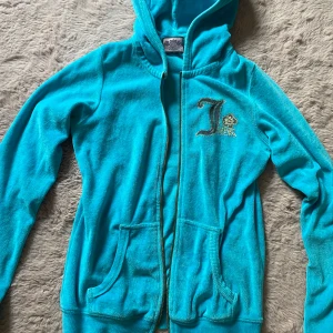 Juicy couture tröja - Turkos juicy couture tröja med fint tryck. Storlek M men är lite i storlek så mer som xs! Bra skick bara trycket som är lite urtvättad! Köparen står för frakt! Tvättar tröjan innan jag skickar.