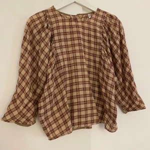 Söt blus - Söt blus från Zara i storlek S. 