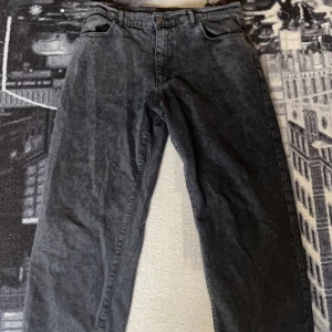 Woodbird Jeans - Säljer nu mina mörkgråa jeans som är riktigt fina och sköna att ha på sig! 