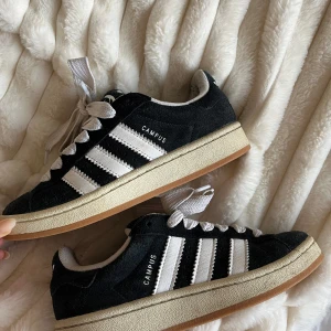 Adidas campus - Svarta Adidas Campus 00s, storlek 36 2/3. Använda men fortfarande i gott skick! 🖤