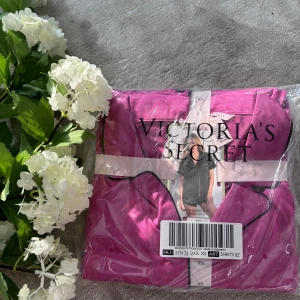 VS pyjamas XS 🩷 - Hej! Jag har ett par helt nya pyjamaser från Victoria's Secret som jag tyvärr inte har använt pga filstorleken. De är supersköna och stiliga.  Perfekta för avkoppling eller som present!  Nypris 1025kr 💖 Storlek: XS 💖 Skick: Nya med tagstillverkning 