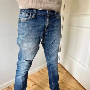 Ett par rikigt fräsha Nudie jeans med rikigt feta slitningar, Tveka inte att höra av er vid minsta fundering, Priset är inte hugger i sten.