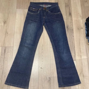 Lågmidjade jeans  - Säljer jeans från ”Style Nomads” i storlek xs, byxorna köptes från vinted men säljer pga att de inte passar💞  Passar jätte bra på mig som är 157 cm och är inte för långa. Pris går att diskutera.