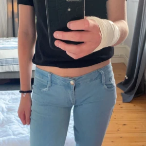 Bootcut low waist jeans - Säljer jeansen för dom är för korta  Omsydda till low waist