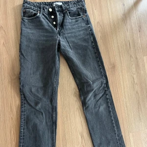 Gråa zara jeans  - Snygga från zara 