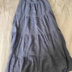 Blå långkjol - Säljer nu denna fina blå långkjol då den tyvärr blivit för liten. Bra skick förutom ett litet hål(Se bild)