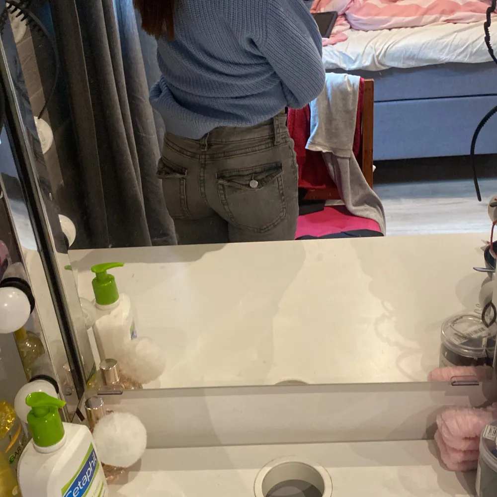 Säljer dessa lågmidjade bootcut jeans från Gina i storlek 152. Väldig sällan använda så dom är i väldig bra skick💓. Jeans & Byxor.