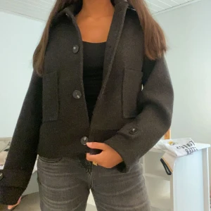 Höst kappa - Svart kappa från lager 157 i storlek XS. Superfint skick och e slutsåld på deras hemsida. Jag säljer en likadan i grå. Pris går o diskutera 