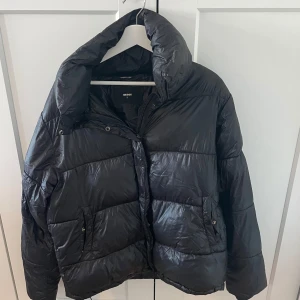 Vinterjacka - Säljer denna jättefina vinterjacka ifrån bikbok. Den är i storlek S men modellen är relativt oversized. Skriv via funderingar o annat💞