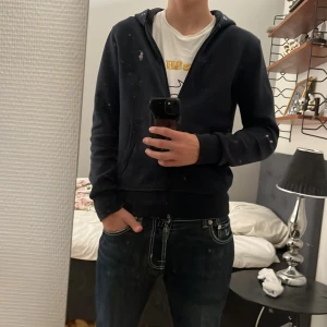 Ralph lauren hoodie - Säljer nu denna raffe hoodien i storlek xs men passar någon som är 165-173, det finns inga defekter lite nopprig vid fickan men inget som syns vid användning och saknar snören, nypris runt 1800