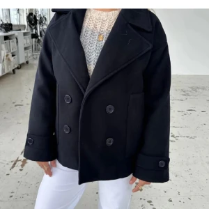 design by si kappa - säljer skit snygg kappa från design by si. perfekt till hösten!❤️