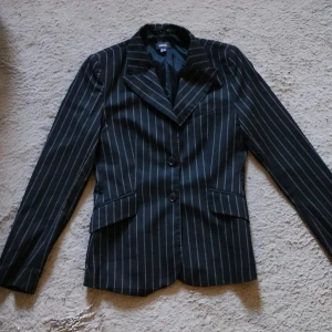 Fin kvinnlig figursydd kavaj. - Från märket Mexx. Fint skick. Figursydd. Storlek 38/M.