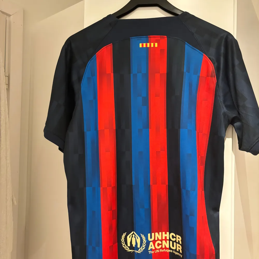 Barca home kit. Riktig fett och fräsch. Bra kvalite och helt ny, aldrig använd pga den är för stor. Pris går att diskutera vid snabb affär.. Sportswear.