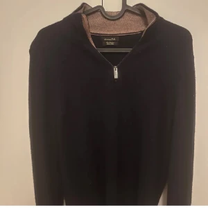 Massimo Dutti Kashmir Halfzip - Marinblå Massimo Dutti Kashmir, ull halfzip. Riktigt skön och perfekt för skolstarten och nu när hösten kommer! Tröjan är i nyskick och har inga hål, fläckar! 😃