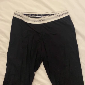 Calvin Klein pyjamasbyxor - Knappt använda pyjamasbyxor från Calvin Klein i storlek M