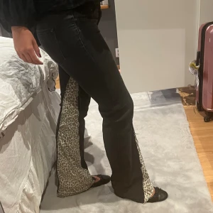 Lowwaist leo jeans - Jättesnygga jeans som jag inte får användning för! Strl 28/32 low waist som jag har gjort själv. De passar S/M