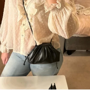 Väska  - Säljer min jättefina trendiga väska som är köpt från boozt! Säljer då den inte kommer till användning! (Lånad bild)