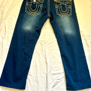 True religion jeans - Rensar min garderob. Säljer mina truereligion som ja växt ur storlek 38/34 de sitter ganska baggy. Ända slitage är att tagen där back dragits bort🫤