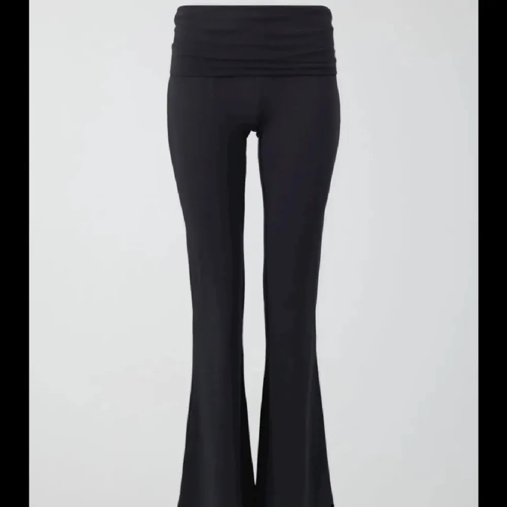Säljer ett par svarta bootcut leggings som är superbekväma och perfekta för både vardag och fest. De har en hög midja som ger en snygg siluett och är gjorda i ett mjukt och stretchigt material. Passar perfekt till en oversized tröja eller en tajt topp!. Farkut & Housut.