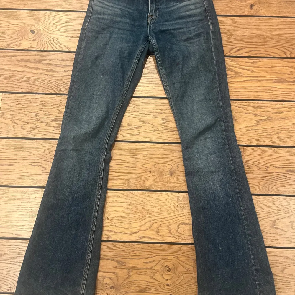 Jättesnygga lågmidjade jeans i storlek 32. Säljer pågrund av att dem blivit för små💕💕. Jeans & Byxor.