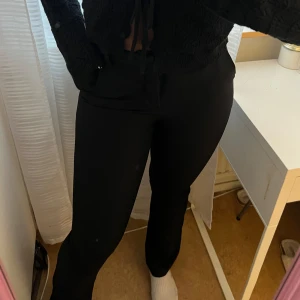 Bikbok kostymbyxor  - Säljer dessa fina kostymbyxor få dem hr blivit en aning för liten💓strl 36