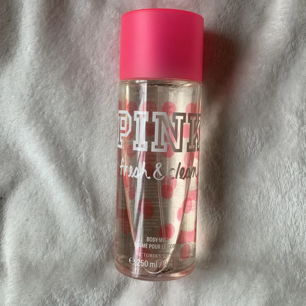 body mist från Victoria secret, ca 70% kvar 💗 . Övrigt.