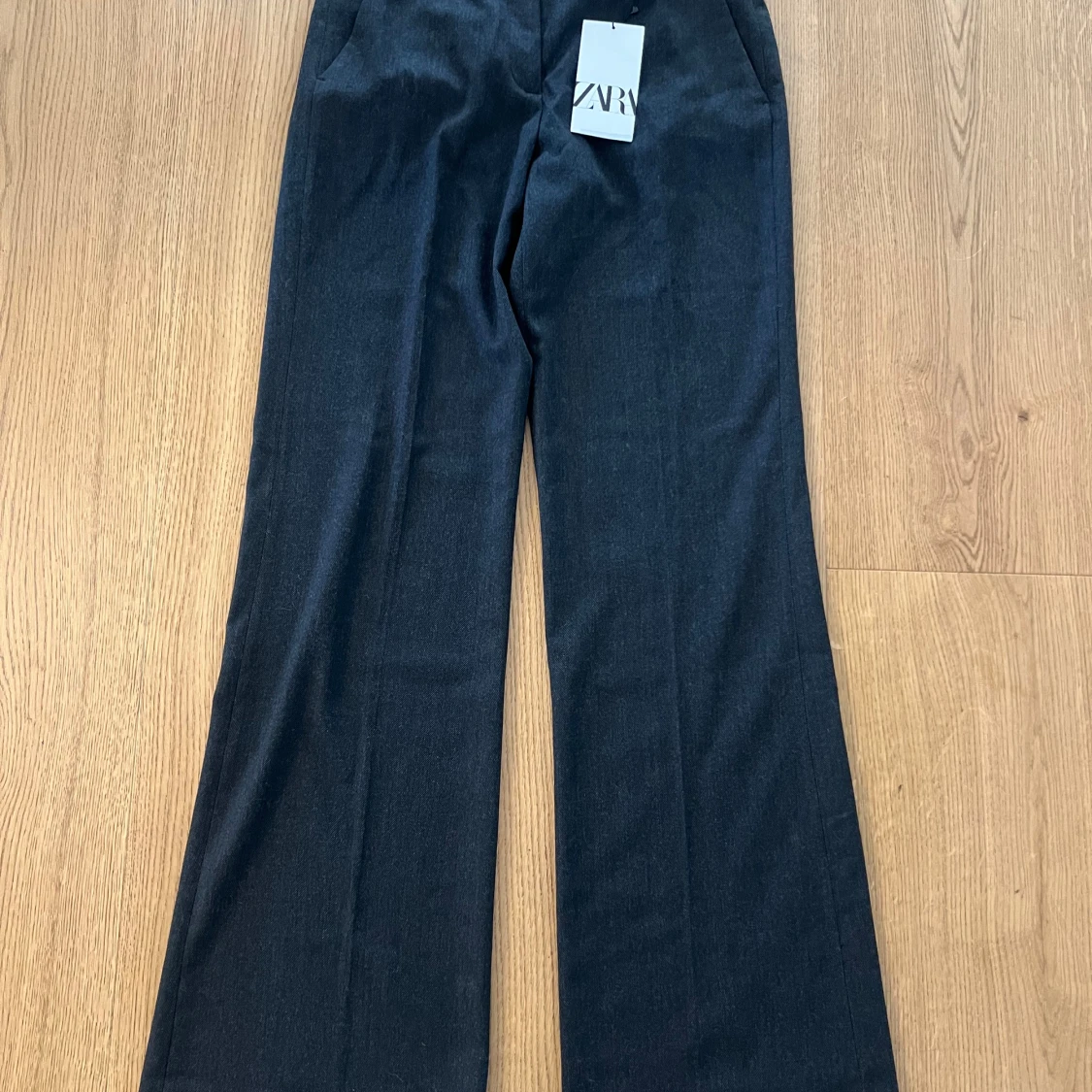 Gråa kostymbyxor  - 90