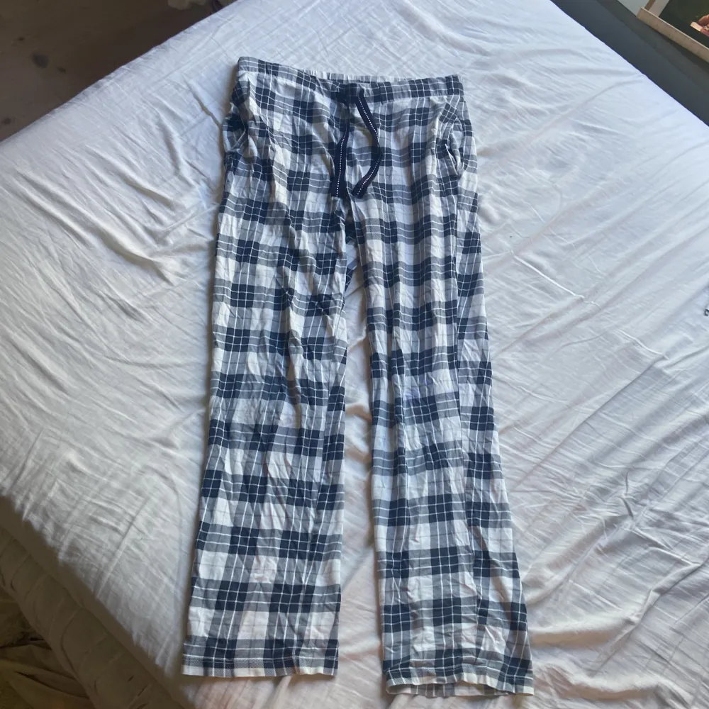 super sköna pyjamas byxor från kappahl i storlek xs. säljer dessa då de är lite för korta för mig, jag är 170 ish tror de passar om ni är runt 165, lite kortare. kontakta mig för frågor. Jeans & Byxor.