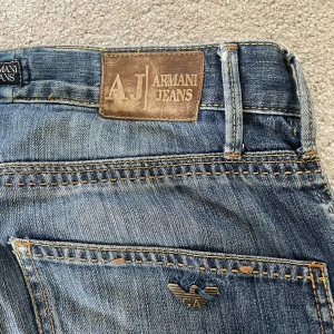 Armani jeans - Lågmidjade jenas från Armani med snygga fickor. Köpt secondhand. 