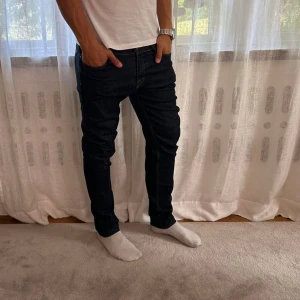 Tiger of Sweden Jeans - Vi säljer nu dessa sjukt snygga jeans från Tiger of Sweden i storlek 31. Storlek på modellen: 180 cm och väger 75kg Skick: 9/10 Vårt pris: 399kr Tveka inte på att höra av dig vid frågor!