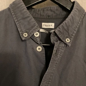 Skjorta från Filippa K - Buttondown skjorta från Filippa K i utmärkt skick.   Storlek S