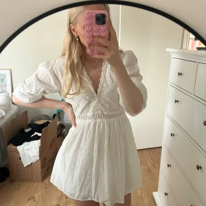 Zara klänning - Supersöt klänning från zara, jättefint skick och inga defekter!🌷