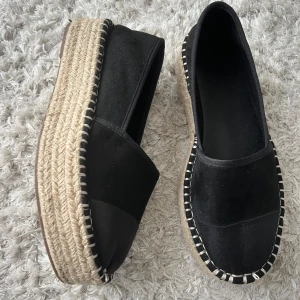 Svarta espadrillos - Jätte fina svarta skor från ASOS i bra skick!🩷😍