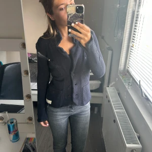 STICKAD KOFTA, ODD Molly  -  Superskönt kofta från ODD Molly. Lite tjockare material som man inte fryser i. Passar mig superbra Knappt använd, perfekt skick  Storlek 0= xs ! kan även användas om man har S!