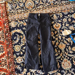 Bootcut jeans - Ett par fika marinblåa GAP jeans!! ⭐️✨ Dem är lite för små för mig och säljer därför dem. Dem är precis som nya! Har vanligtvis storlek 34/36 på jeans och är 1,61m lång. 
