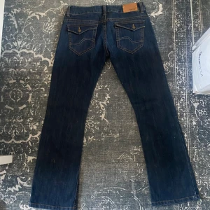 Snygga jeans  - Jättesnygga mörkblå jeans, sitter lågmidjat och super snygga fickor:) bara att skriva vid frågor eller för mått 