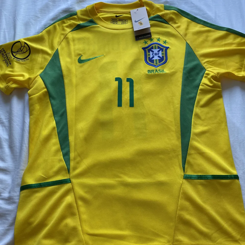 Brasilien hemma tröja för vm 2002 med Ronaldinho på ryggen aldrig använd i ny skick. T-shirts.