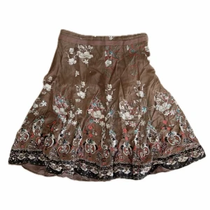 Brun midi skjol - Brun knälång kjol, ca 55 cm lång❤️ Köp gärna via köp nu, annars går det super att mötas upp i Stockholm🫶🏼 