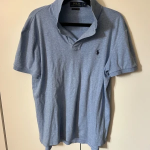Polo Ralph lauren piké - Ljusblå ralph lauren piké som är i bra skick.