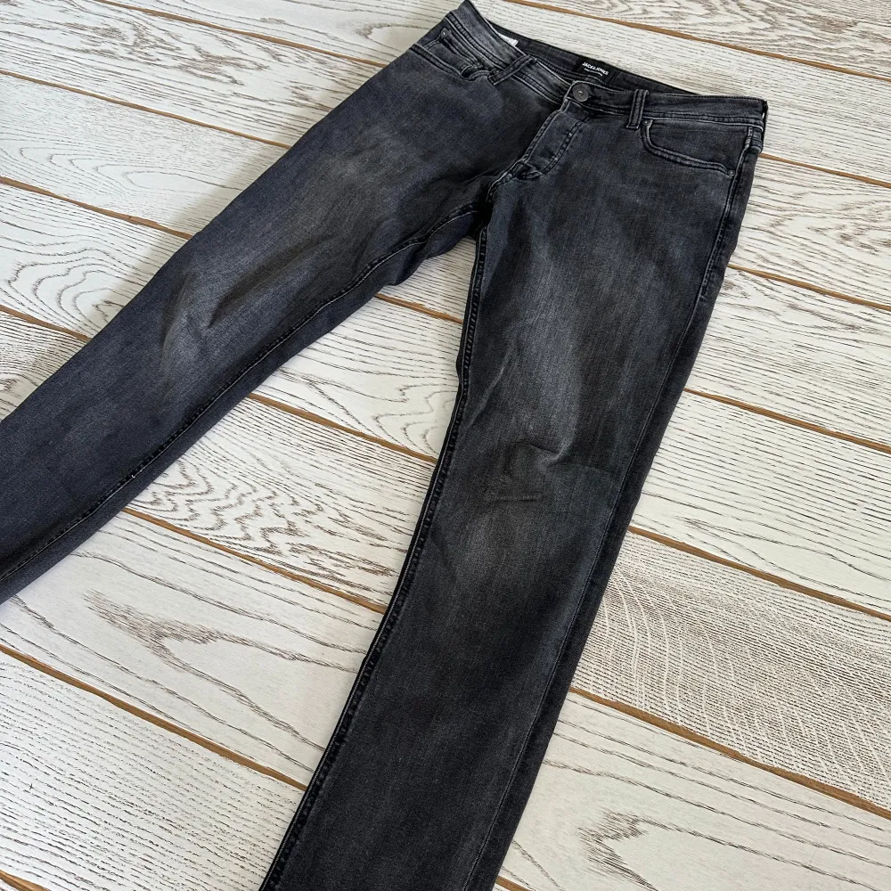 Säljer mina Jack & Jones jeans i den populära modellen Glenn (slim-fit) Skick: 9/10, finns inga tecken på användning. Nypris: 600kr, mitt pris 199kr Tveka inte på att höra av dig vid eventuella frågor!. Jeans & Byxor.