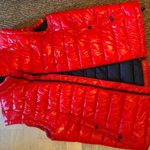 Hugo boss väst - Röd Hugo boss i ny skick, aldrig använd