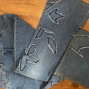 Bootcut jeans med broderier - St 38, köpta second hand  Bra skick förutom fläckar längst ner på benen. Dessa fanns där när jag köpte dem och smälter in ganska bra i färgen.