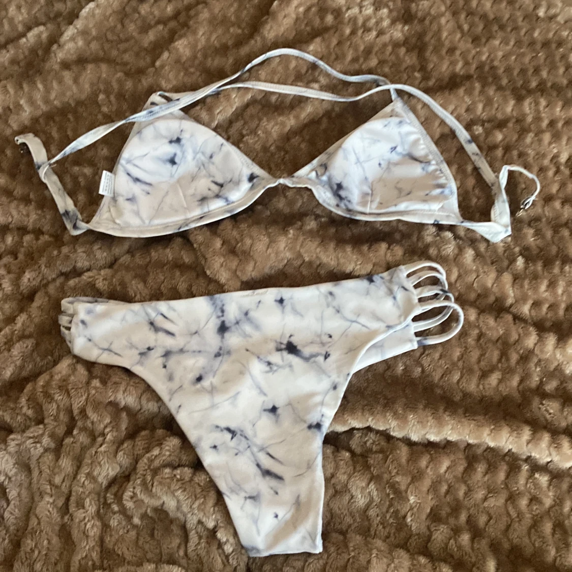 Vit och blå mönstrad bikini - 90