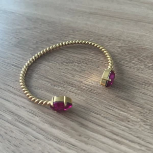 Caroline Svedbom  - Säljer mitt Caroline Svedbom armband i fint skick! Mitt pris: 300kr