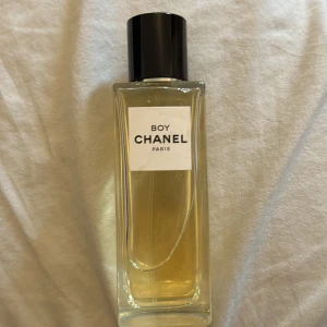 Boy Chanel Paris parfym - Säljer denna fräscha 75ml Chanel parfymen perfekt för hösten nypris 2700kr. Parfymen är nästintill oanvänd