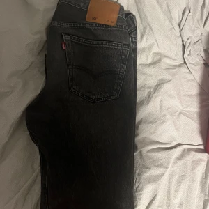 Levis 501 jeans - Jag säljer ett par svarta Levis jeans av den klassiska modellen 501. Jeansen är använda men i gott skick. Hör av er om ni undrar något. Storlek W32 L30.