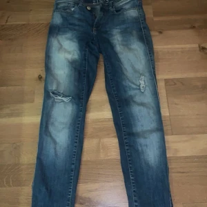 Blå jeans  - Skit snygga blå skinny jeans ifrån zara basic denim dept som är i bra skick. Storleken är 34(xs)