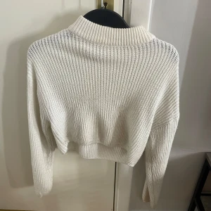 Vit stickad tröja - Vit ribbad stickad tröja med liten krage